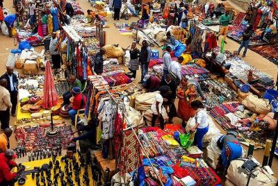 Artefactos de compras en el aeropuerto de Nairobi en el mercado M
