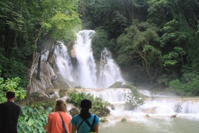 Tour privado a las cataratas de Kuang Si, incluido el almuerzo en