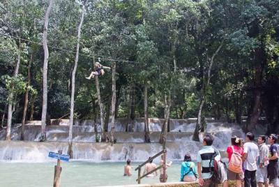 Tad Sae Kayaking y aventura de tirolesa