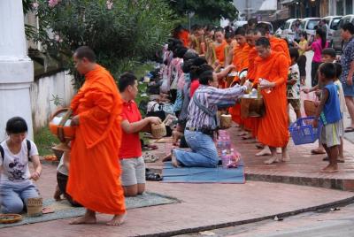 Almuerzo de la mañana y visita al mercado en Luang Prabang
