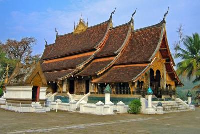 Tour privado de Luang Prabang en Tuk Tuk y experiencia de teñido