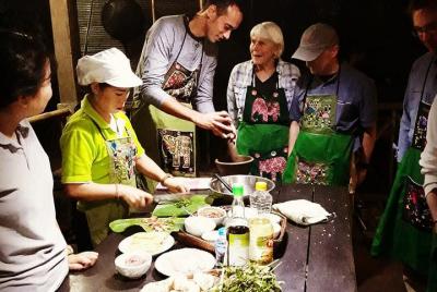 Clases nocturnas de tejido de bambú y cocina