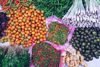Ceremonia de entrega de limosnas y mercado matutino con sabor de 