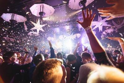 Entrada a la discoteca Riga, Q-Jump, mesa y botella