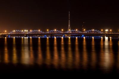 Kayak Nocturno En El Canal De La Ciudad De Riga