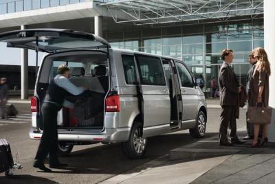 Traslado de llegada en minibús privado de habla inglesa desde el 