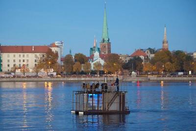 Sauna flotante de Riga y una bañera de hidromasaje