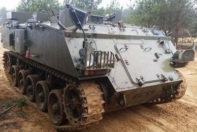 Tú en un vehículo blindado de guerra