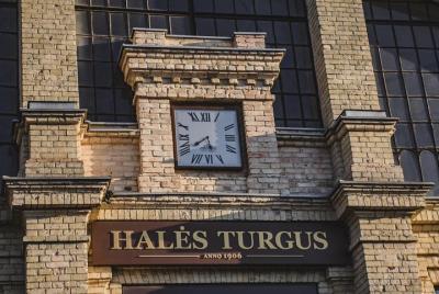 Bocadillos y bocados en el mercado local de Vilnius