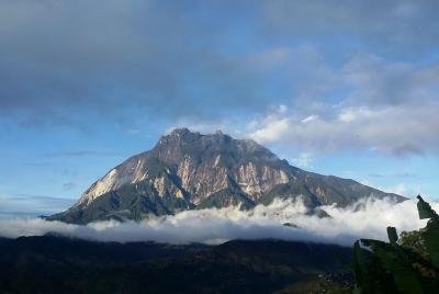 El parque Kinabalu y las aguas termales Poring El parque Kinabalu y las aguas termales Poring