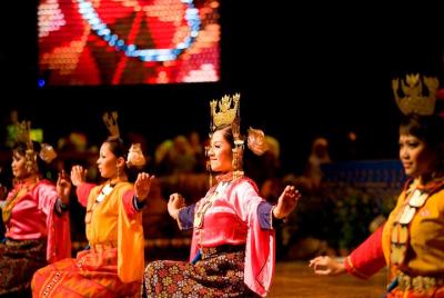 Kota Kinabalu de noche y espectáculo de danza cultural