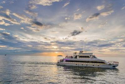 Crucero con cena al atardecer con cruceros por el norte de Borneo