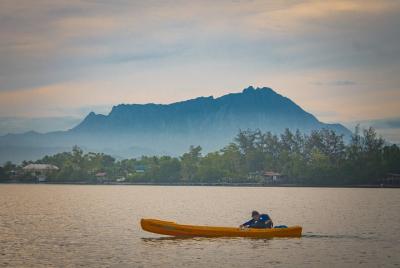 Kayak al amanecer en Borneo Kayak al amanecer en Borneo