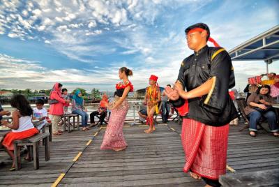 Tour por el crucero por el río Sarawak Sunset Tour por el crucero por el río Sarawak Sunset