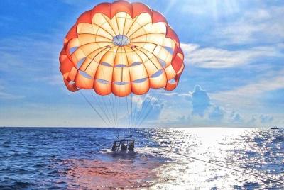 Semporna Parasailing sobre el famoso mar neer semporna town