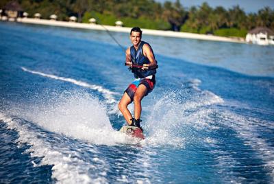 Maafushi: wakeboard y esquí acuático