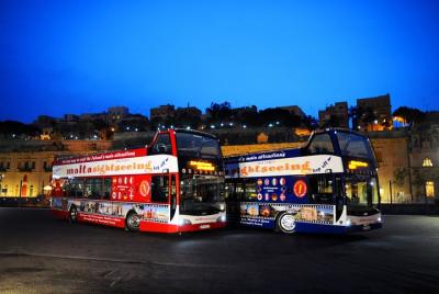 Excursión nocturna en autobús con techo descubierto por Malta