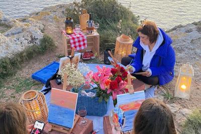 Experiencia de pintura con vino al aire libre