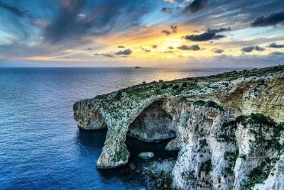 Excursión a la Gruta Azul y al mercado dominical en el pueblo pes Excursión a la Gruta Azul y al mercado dominical en el pueblo pes