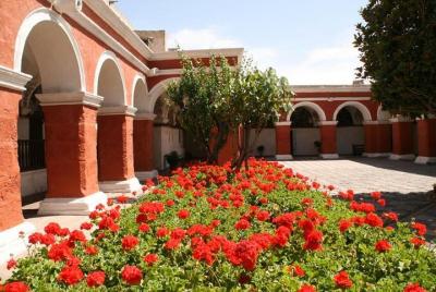 Tarde: City tour de Arequipa con el Monasterio de Santa Catalina.