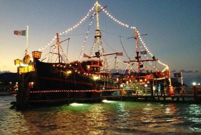 Cena y espectáculo en un barco pirata en Cancún con barra libre