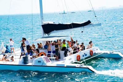 Increíble tour a Isla Mujeres en catamarán con barra libre Increíble tour a Isla Mujeres en catamarán con barra libre