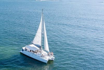 Navegación en catamarán en Puerto Morelos con corales y esnórquel