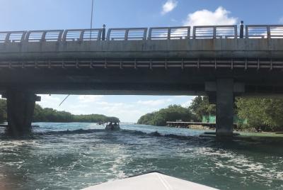El mejor tour en lancha rápida en Cancún, lanza la laguna Nichupt