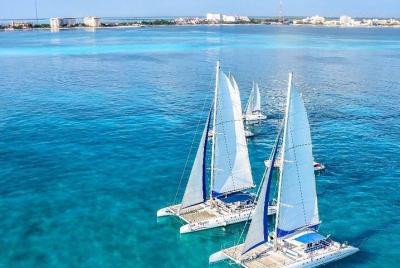 Excursión de día completo en catamarán a Isla Mujeres desde Cancú