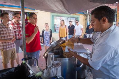 Excursión de un día en el mercado local y la comida callejera con