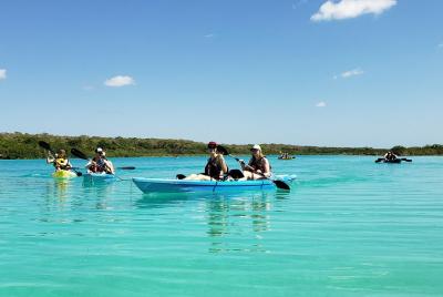 Laguna de siete colores de Bacalar y aventura en kayak desde Cost