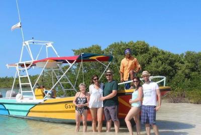 Tour relajante a Cabo Catoche con pesca y snorkel en un bote compartido Tour relajante a Cabo Catoche con pesca y snorkel en un bote compartido
