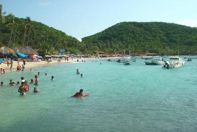 Descanso en la playa en la isla Las Gatas con esnórquel