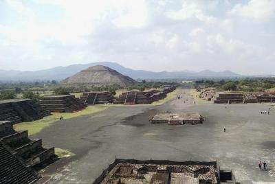Santuario de Guadalupe y pirámides de Teotihuacan desde la Ciudad