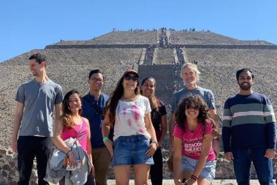 Grupo Pequeño a Teotihuacán saliendo de Ciudad de Mexico  Grupo Pequeño a Teotihuacán saliendo de Ciudad de Mexico