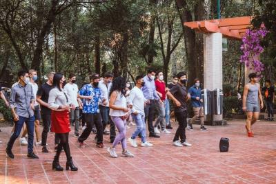 Fiesta y lección de salsa bachata