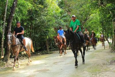 Cabalgatas, tirolinas y nadar en un cenote