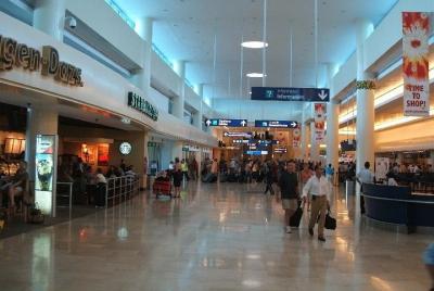 Traslado privado al aeropuerto de Cancún con WiFi Traslado privado al aeropuerto de Cancún con WiFi