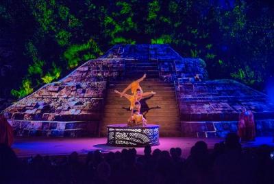 Crucero al atardecer por Puerto Vallarta y espectáculo con cena a