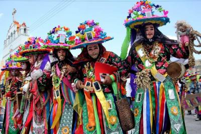 Recorre los pueblos indígenas desde San Juan Chamula y Zinacantán Recorre los pueblos indígenas desde San Juan Chamula y Zinacantán