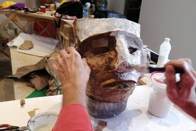 Clase de papel maché con un artesano