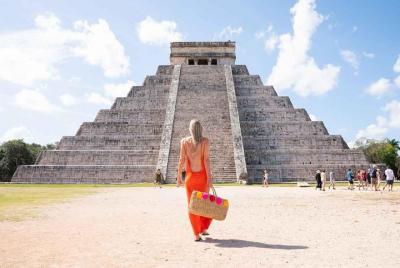 Descubre la pirámide de Chichén Itzá en nuestro tour de día compl