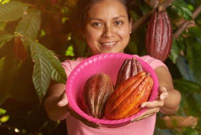  Miel cruda y chocolate con comida vegana u orgánica.