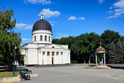 Kiss me Now - tour por la ciudad de Chisinau!