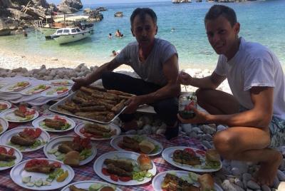 Picnic De Pescado En Ulcinj Boat Suzana