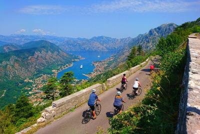 Tour en bicicleta: descenso panorámico por las serpentinas de Kot Tour en bicicleta: descenso panorámico por las serpentinas de Kot
