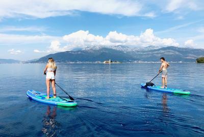 Stand-Up-Paddle Board en la bahía de Kotor de Tivat o Kotor