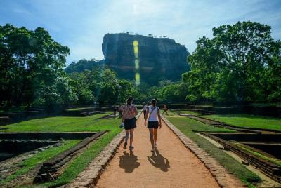 Escapada privada de un día a la fortaleza de roca de Sigiriya y l Escapada privada de un día a la fortaleza de roca de Sigiriya y l