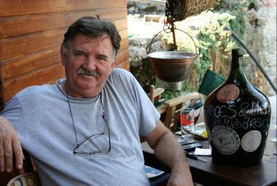 Pueblo de la colina medieval a playa mágica