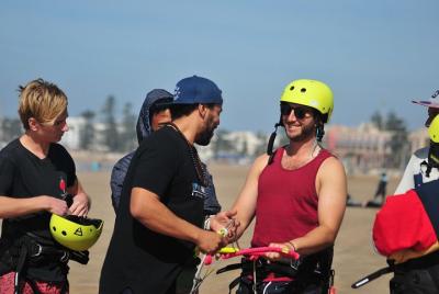 Lección grupal certificada de kitesurf Lección grupal certificada de kitesurf